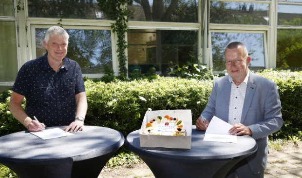 <p>Theo Reijn en Jan van Barneveld ondertekenen koopovereenkomst op de plek van de voormalige basisschool De Hink Stap Sprong in Eemnes. </p>