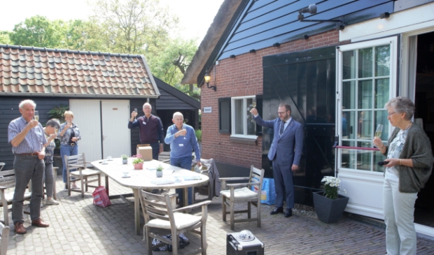 <p>Een toost op het boek, dat zaterdag werd gepresenteerd.</p>