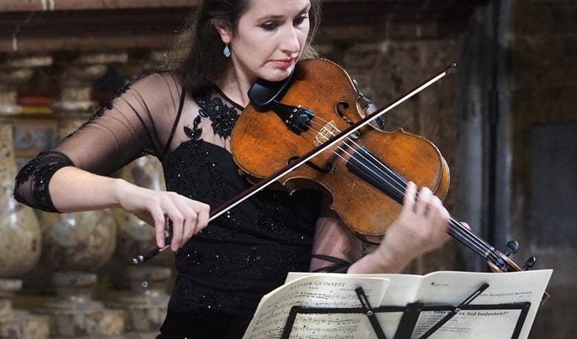 <p>Altvioliste Simone van der Giessen groeide op in Weesp. </p>
