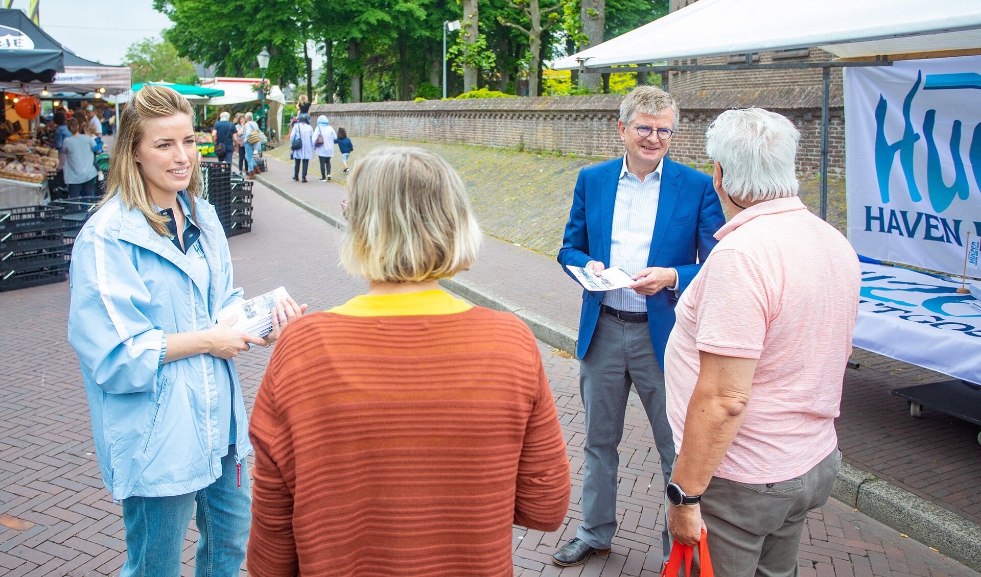 Patricia van der Groep (l) en wethouder Bert Rebel stonden zelf in juni op de markt om de enquête onder de aandacht te brengen.