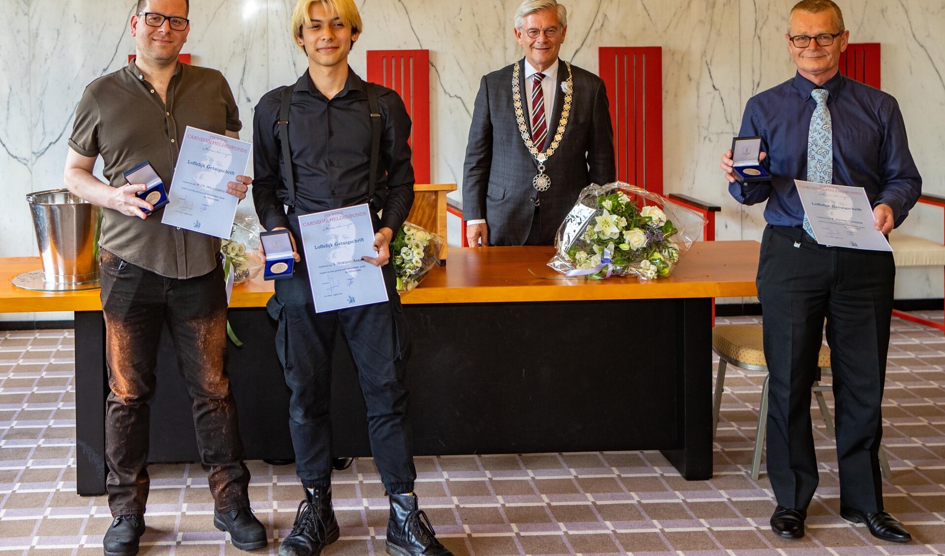 Van links naar rechts: Willem-Jan en Surijan Bakker, burgemeester Aptroot en Peter Snieder. 