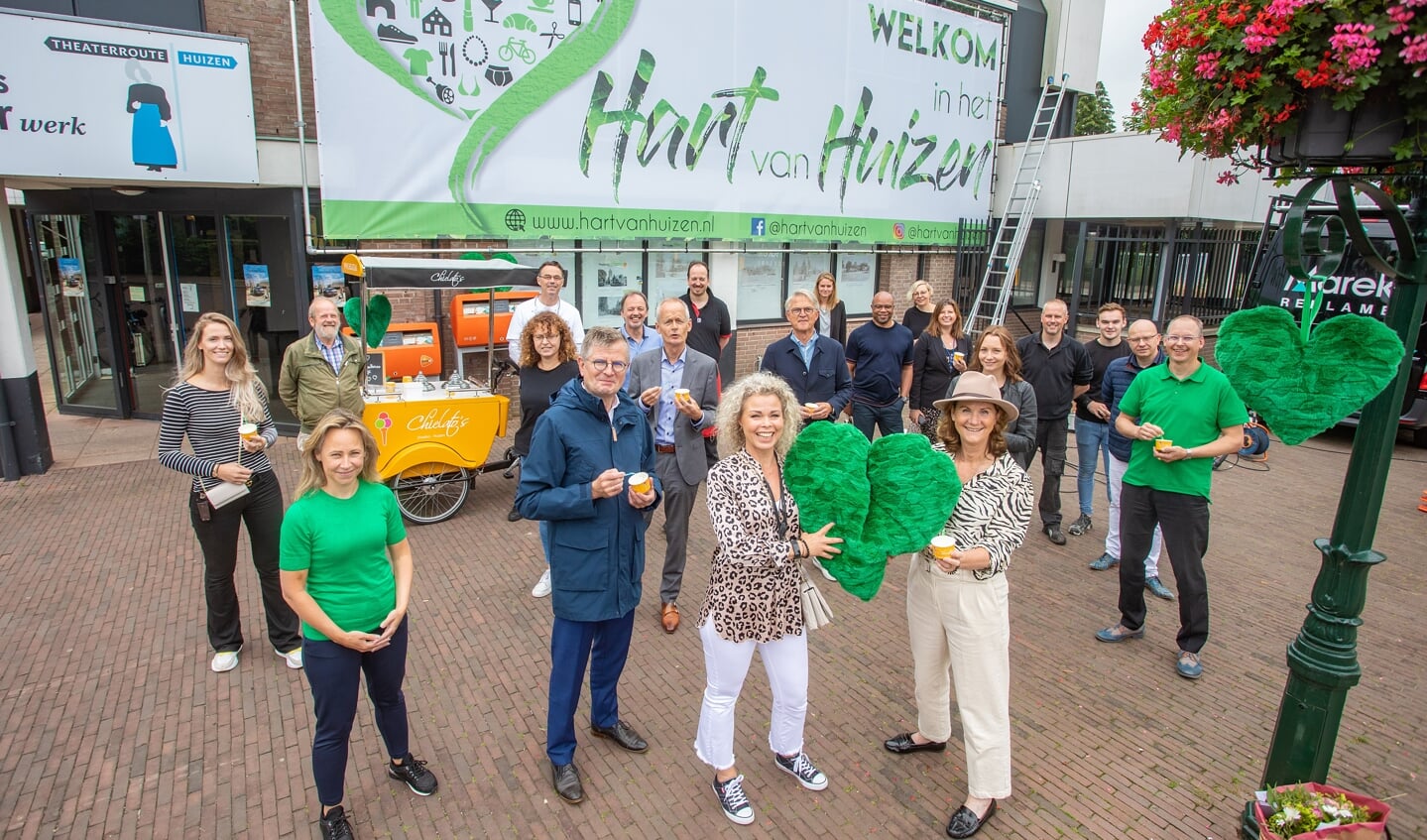 Ondernemers van het Hart van Huizen met burgemeester en wethouder in juli 2021.