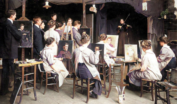 <p>Jan Voerman Jr. (staande links) tijdens een schilderklas op de Academie der Kunsten in Amsterdam in 1913.</p>