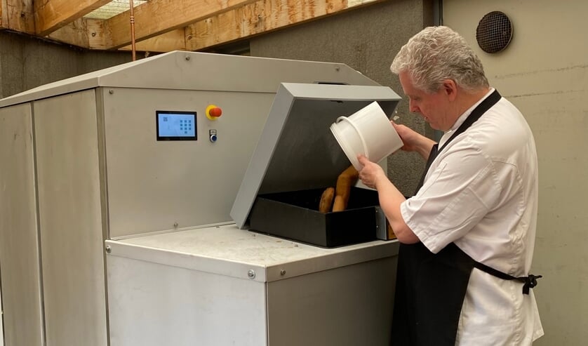 <p>Marc Sijms, één van de koks van Naarderheem, neemt de BioDigester 50 in gebruik.</p>