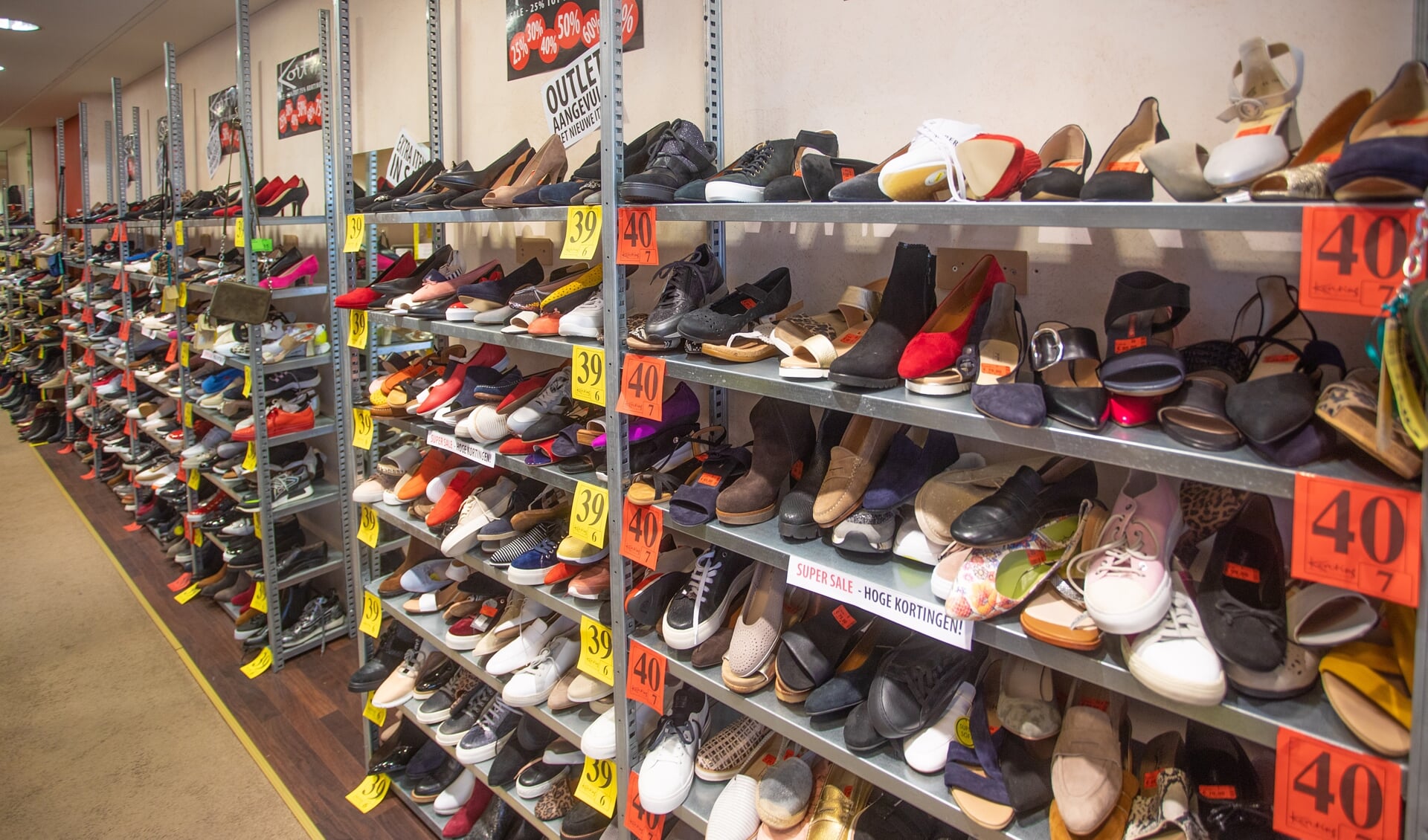 Grondig Herhaald voering Kort Shoes verdwijnt na 118 jaar uit het straatbeeld van Bussum - Al het  nieuws uit Bussum