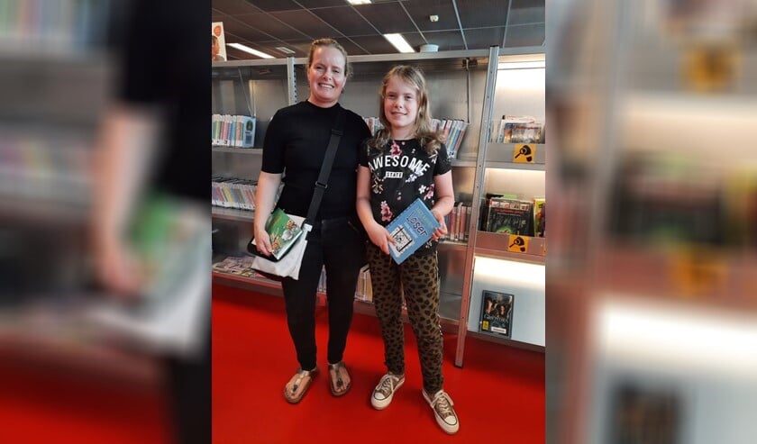 <p>Barbara en Juniper Diependaal bij de bibliotheek om hun leesvoer voor de vakantie op te halen.</p>