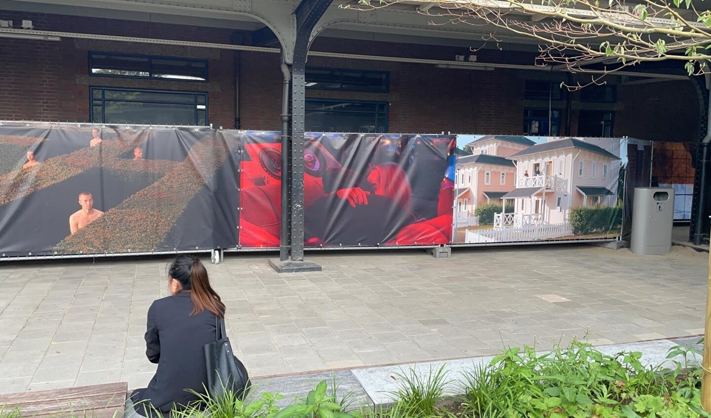 Op de bouwhekken staan foto's van het Fotofestival Naarden afgebeeld.