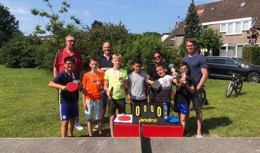 <p>De finale-spelers aan de Loevestein met hun prijzen.</p>