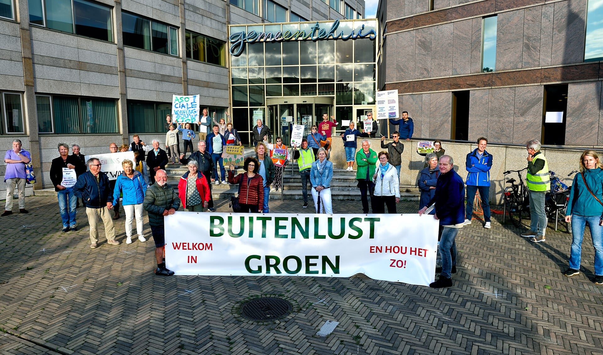 Een groep bewoners van Buitenlust protesteert.