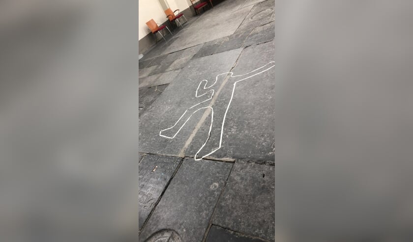 <p>De dirigent bleek in de kerk te zijn vermoord.</p>