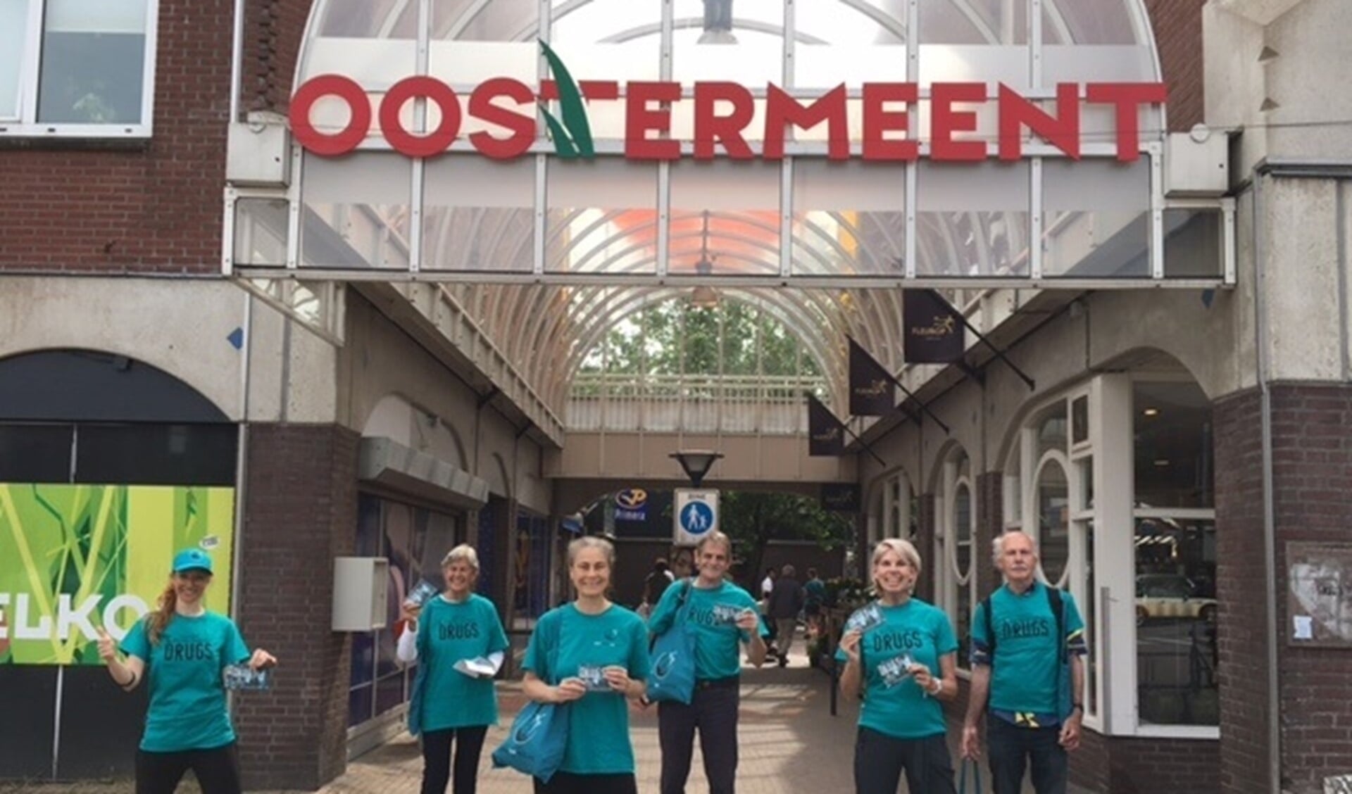 Het team dat afgelopen zaterdag flyerde in Winkelcentrum Oostermeent.