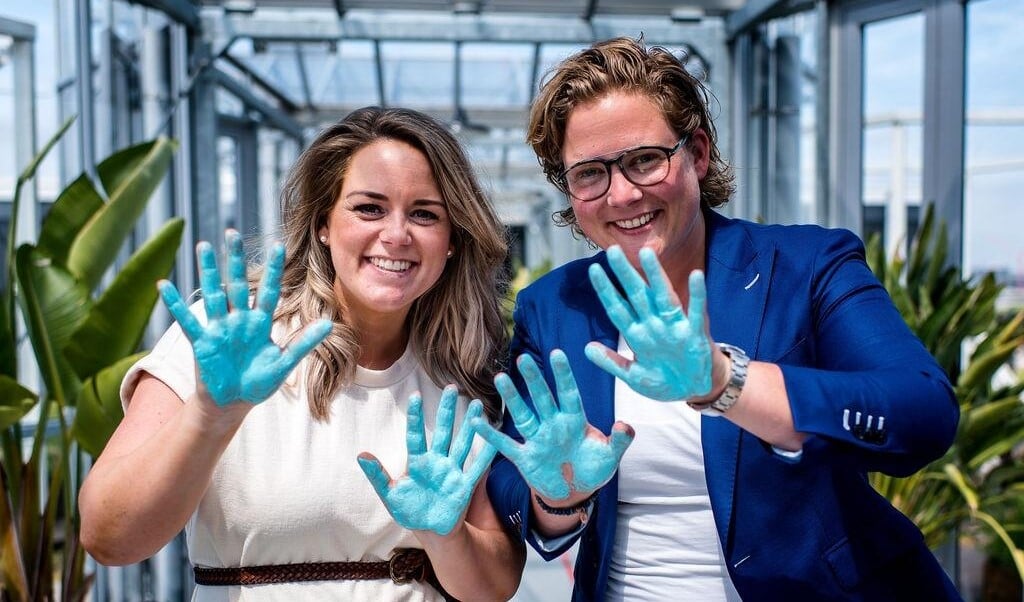 Michelle (r): "Sophie en ik dachten steeds maar: hygiëne gaat superbelangrijk worden. We moeten leren hoe we onze handen op de juiste manier wassen."