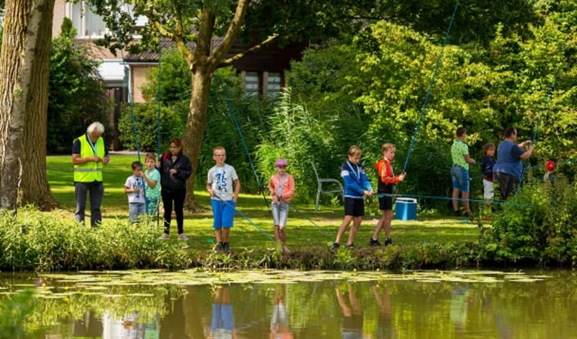 Kinderen kunnen ook zélf vissen tijdens de ZomerVISkaravaan.
