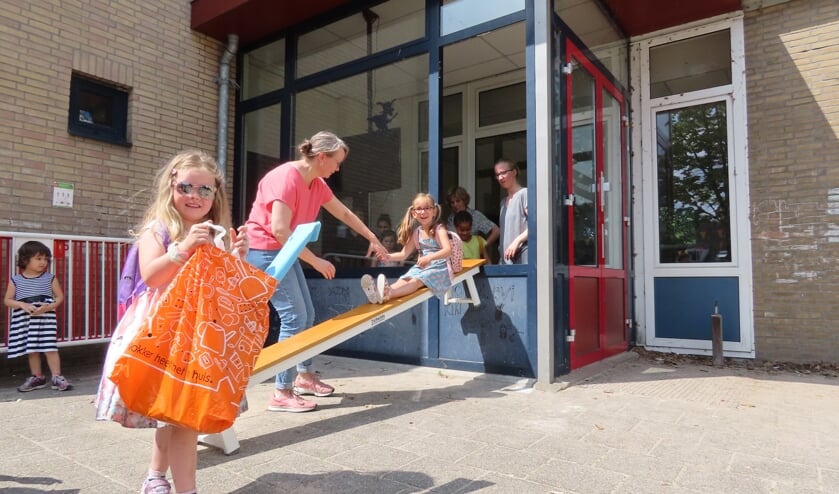 <p>Kinderen van basisschool de Tweemaster zijn letterlijk de school uitgegleden. </p>
