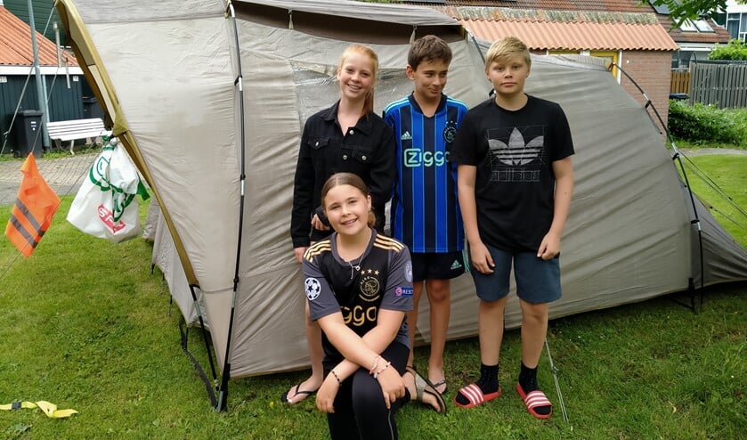<p>Tess, Marco, Joey en Nina kampeerden een nachtje voor de deur.</p>