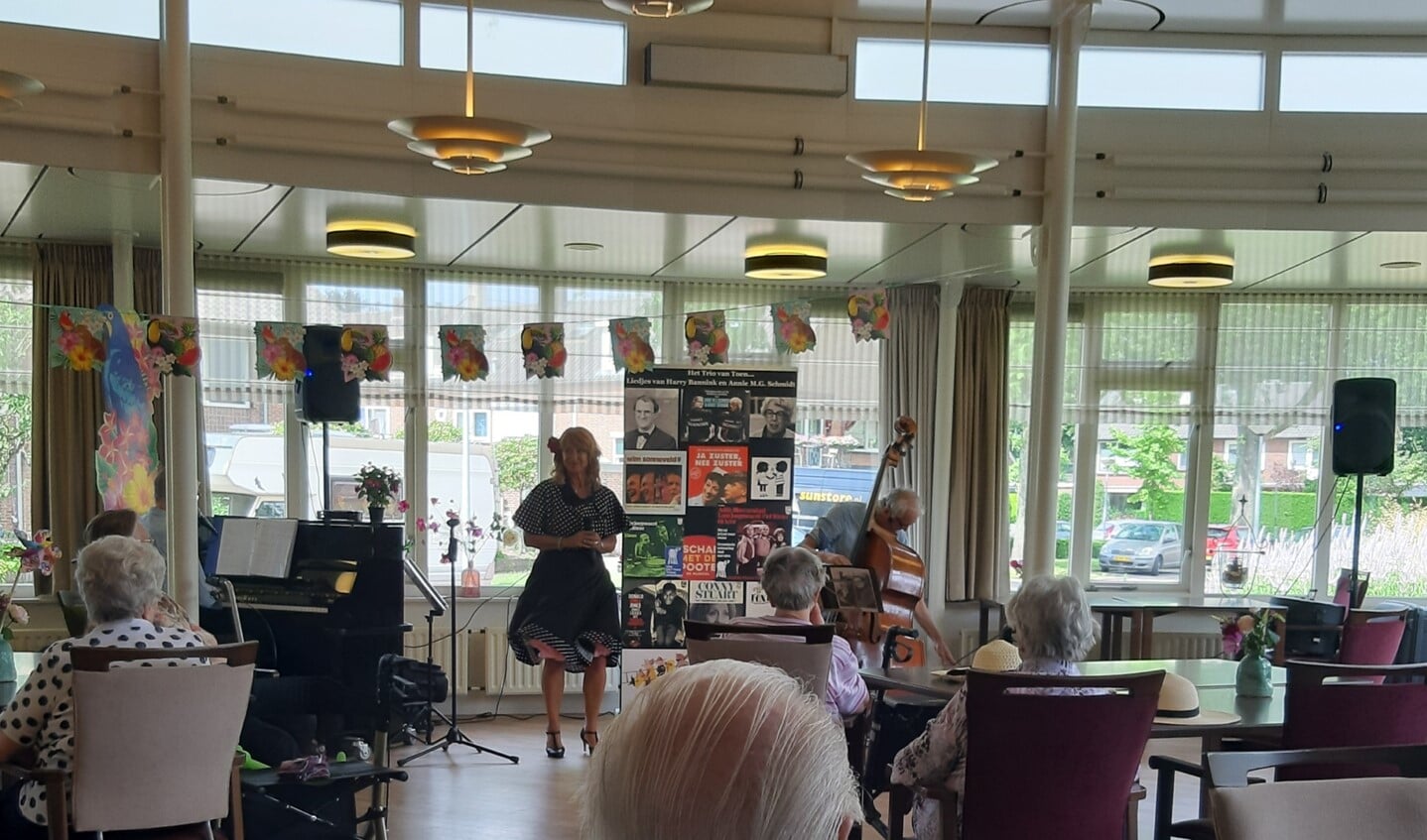 Bewoners van Voor Anker genieten van een optreden van Trio van Toen.