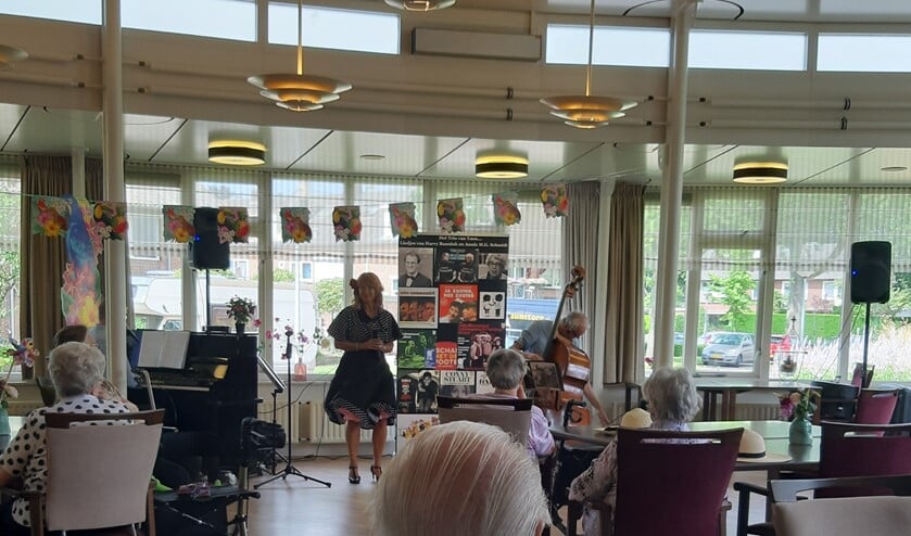 <p>Bewoners van Voor Anker genieten van een optreden van Trio van Toen.</p>
