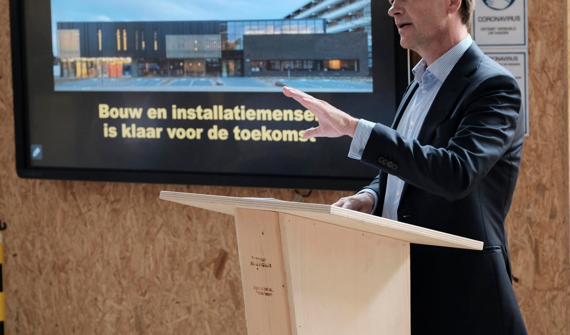Algemeen directeur Koninklijke Bouwend Nederland, Fries Heinis, spreekt openingswens uit in het nieuwe pand van Bouw- en Installatiemensen.