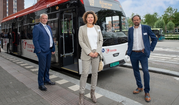 <p>Gedeputeerde van de Provincie Noord-Holland Jeroen Olthof, wethouder gemeente Hilversum Annette Wolthers en Transdev Nederland directeur Manu Lageirse met één van de nieuwe bussen die in de Gooi en Vechtstreek gaan rijden.</p>