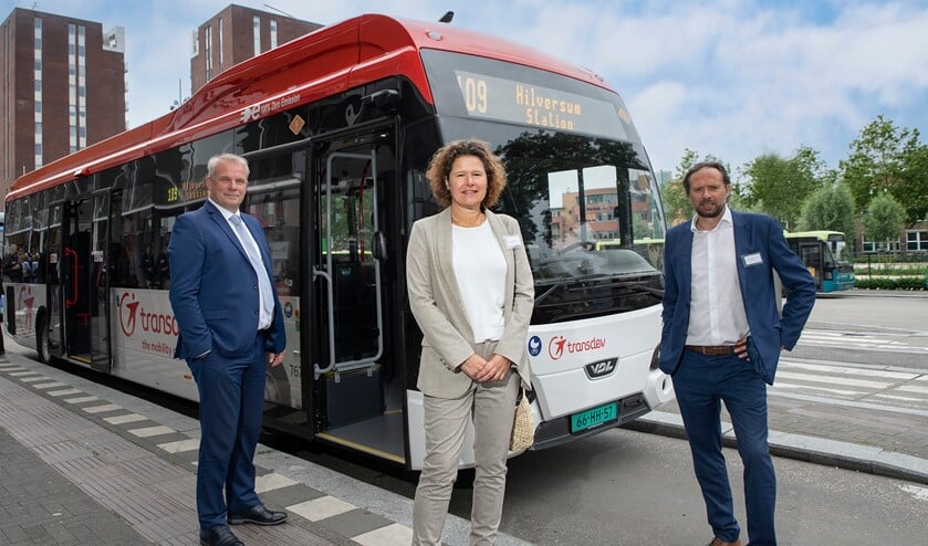 <p>Gedeputeerde van de Provincie Noord-Holland Jeroen Olthof, wethouder gemeente Hilversum Annette Wolthers en Transdev Nederland directeur Manu Lageirse met één van de nieuwe bussen die in de Gooi en Vechtstreek gaan rijden.</p>