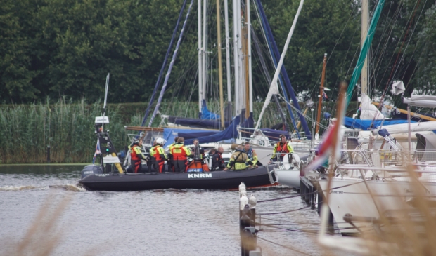 <p>Duikers zochten naar in het water.</p>