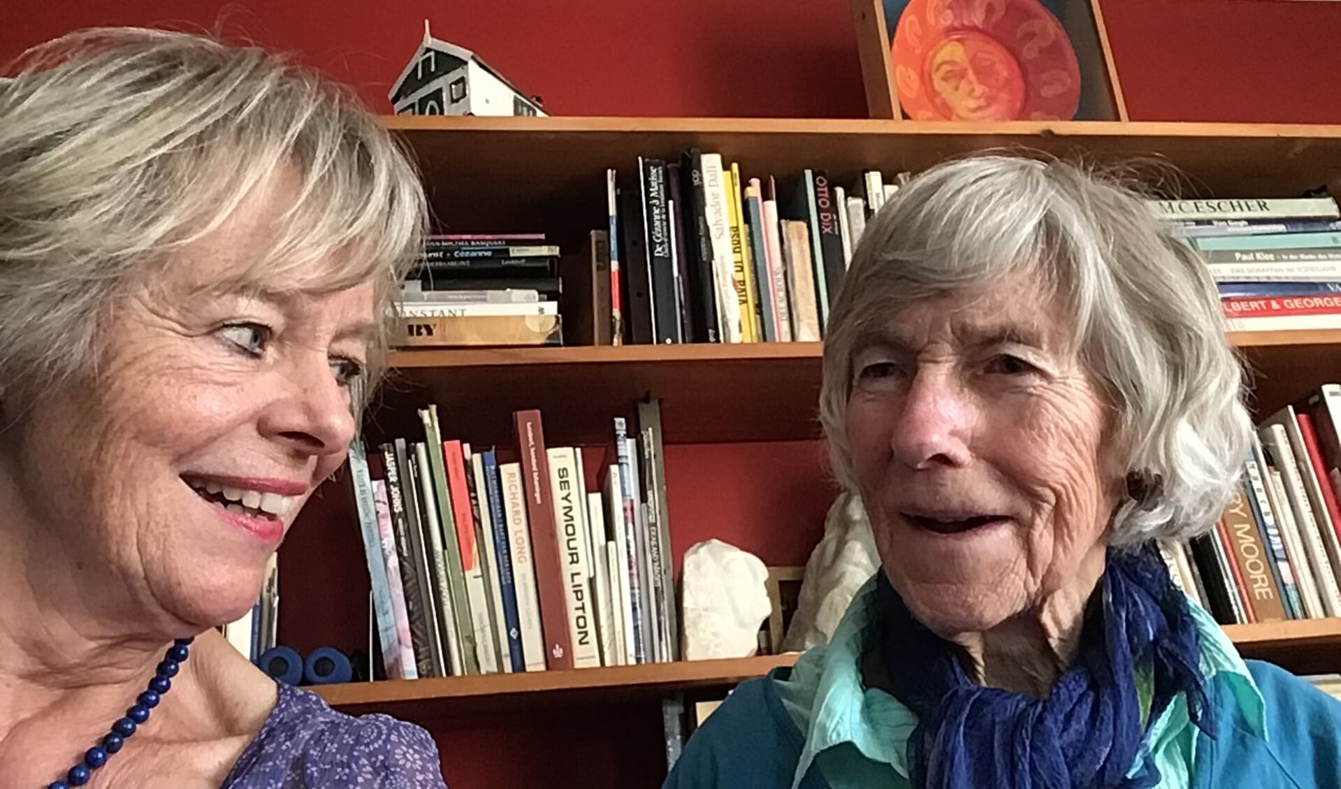 Carla Utienbroek (links) en Ottilie van Dapperen delen hun passie voor kunst en schreven daarover samen een boek.