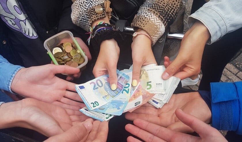 <p>De leerlingen hebben met hun inzameling in totaal 215,95 euro opgehaald aan statiegeld.</p>