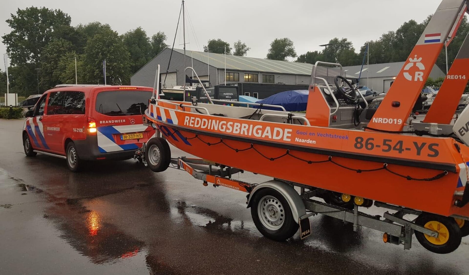 Drie lifeguards en twee brandweerlieden zijn vertrokken naar Limburg.