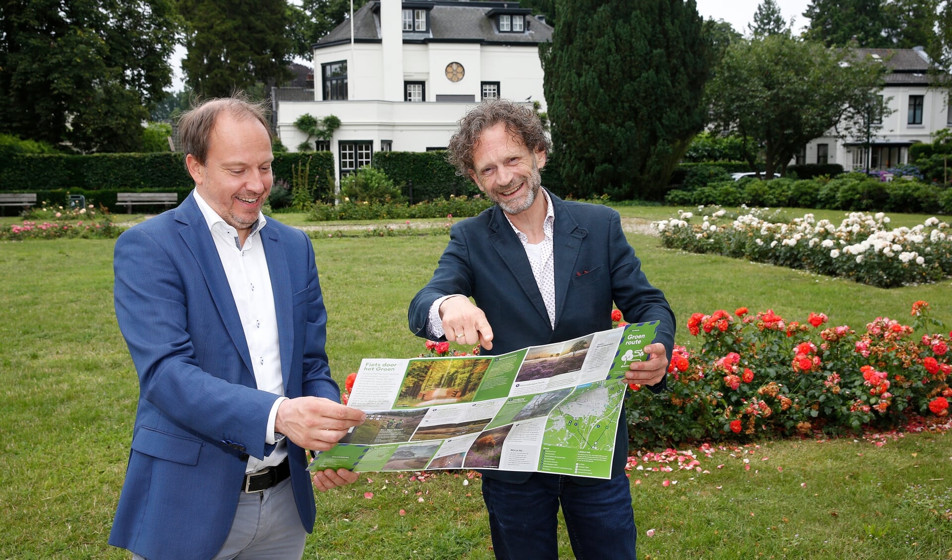 Directeur Jeroen Kreijkamp van Hilversum Marketing wandelt samen met wethouder Bart Heller (Duurzaamheid) een stukje van de Groen route .