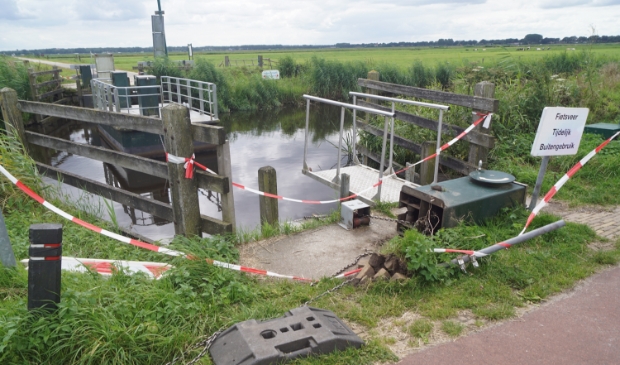 <p>De pont is tijdelijk afgezet met lint.</p>
