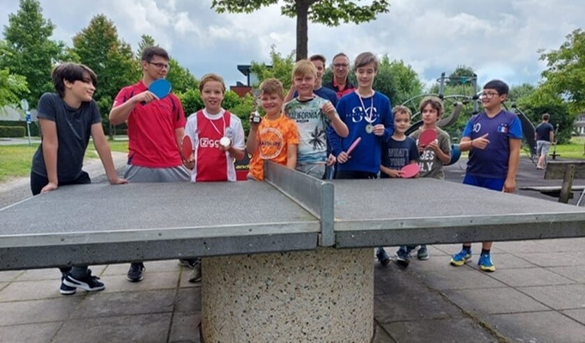 <p>De deelnemers aan het toernooi op de Simone de Beauvoirlaan.</p>