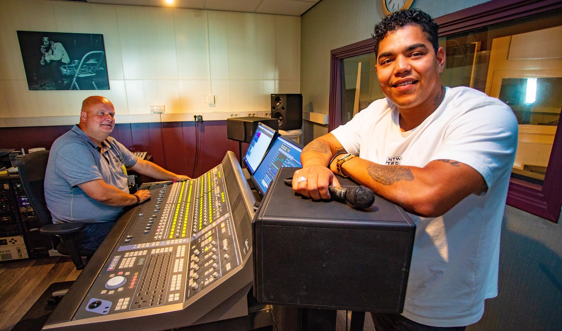 Rapper Luu$ in de studio, waar hij werkt aan zijn muziek.