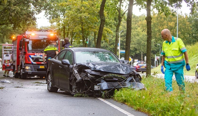 <p>Na het omrijden van een lantaarnpaal en nog een botsing, belandde de auto aan de andere kant van de weg.</p>