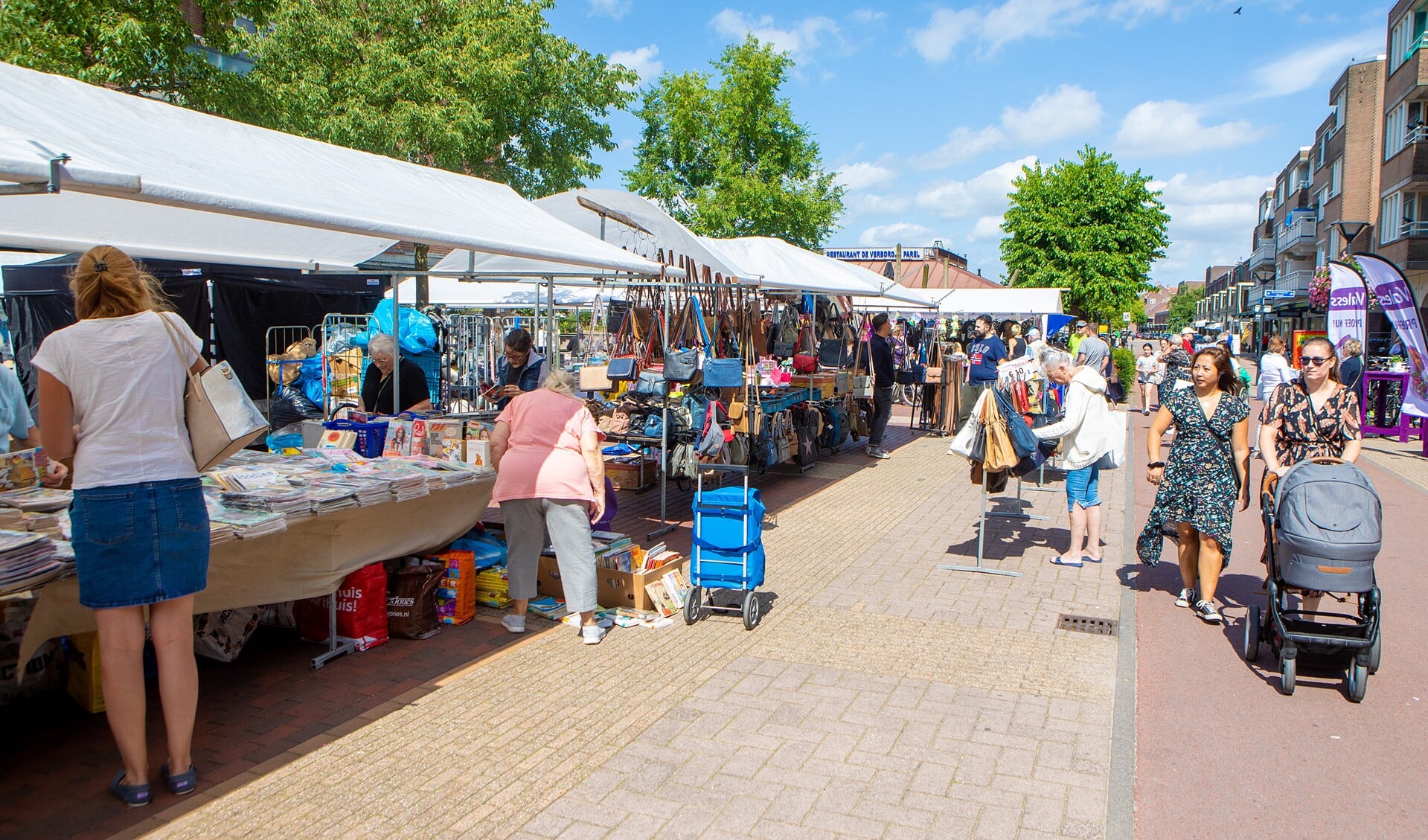 Een kleine sfeervolle zomermarkt op het plein in Winkelcentrum Oostermeent.
