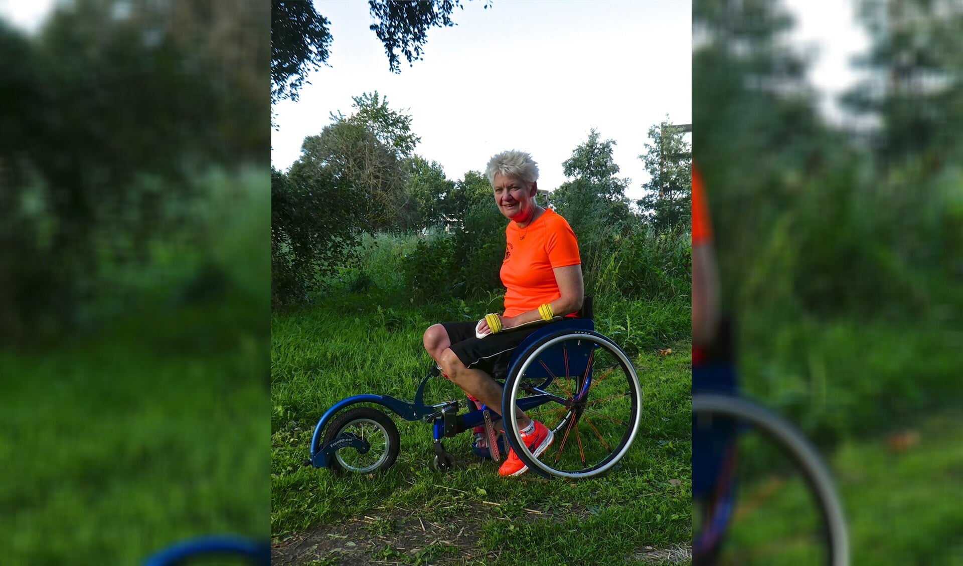 Djoke van Marum met haar rolstoel met Freewheel.