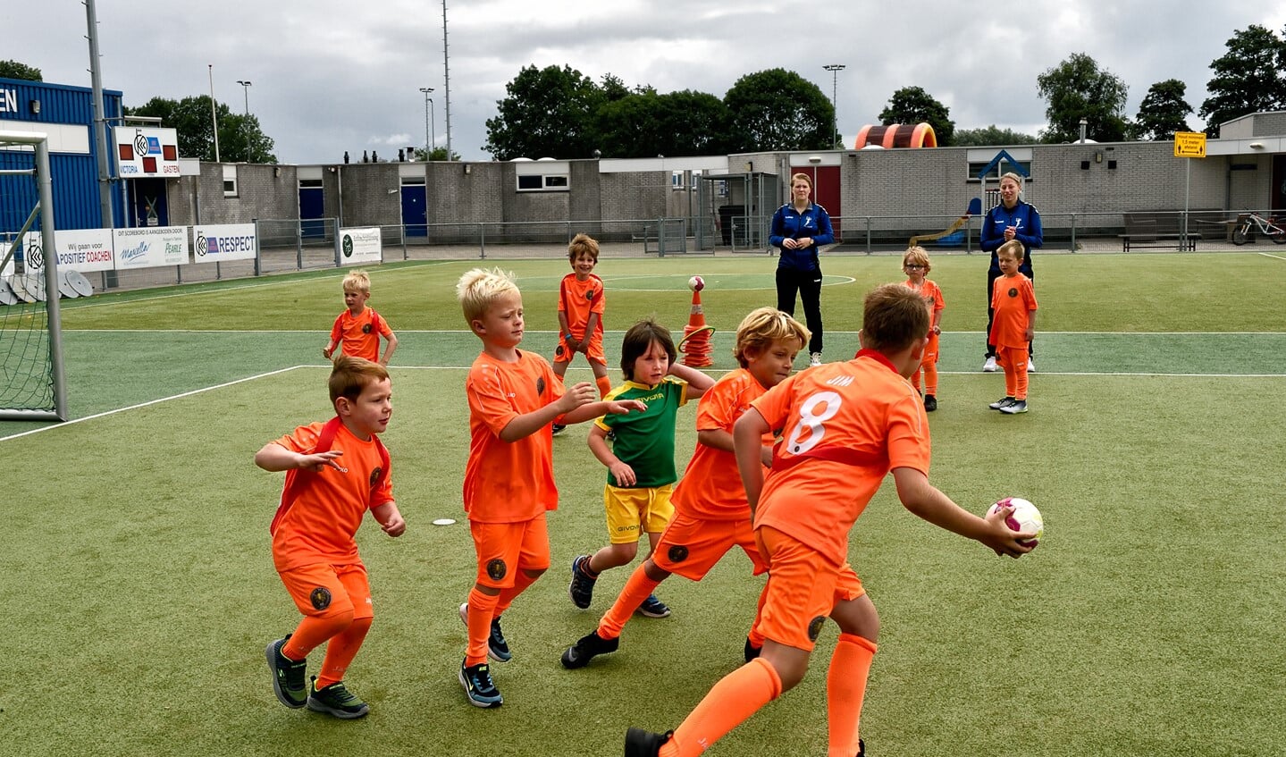 Een handbalclinic van sv Zeeburg tijdens het zomersportkamp.
