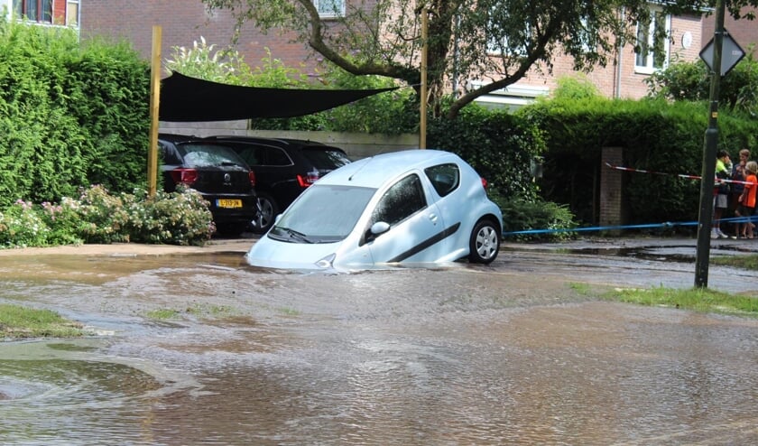 <p>Één van de geparkeerde auto's kwam in de sinkhole terecht.</p>