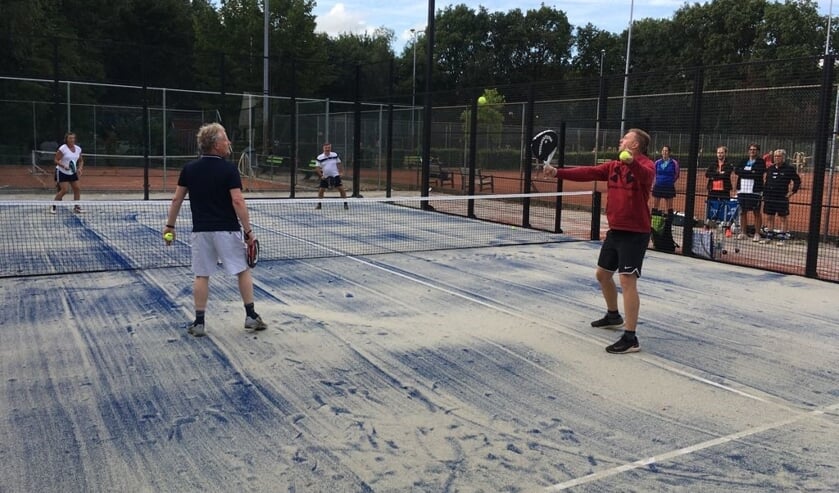 <p>Een demonstratiepotje op een van de padelbanen van De Rading. </p>