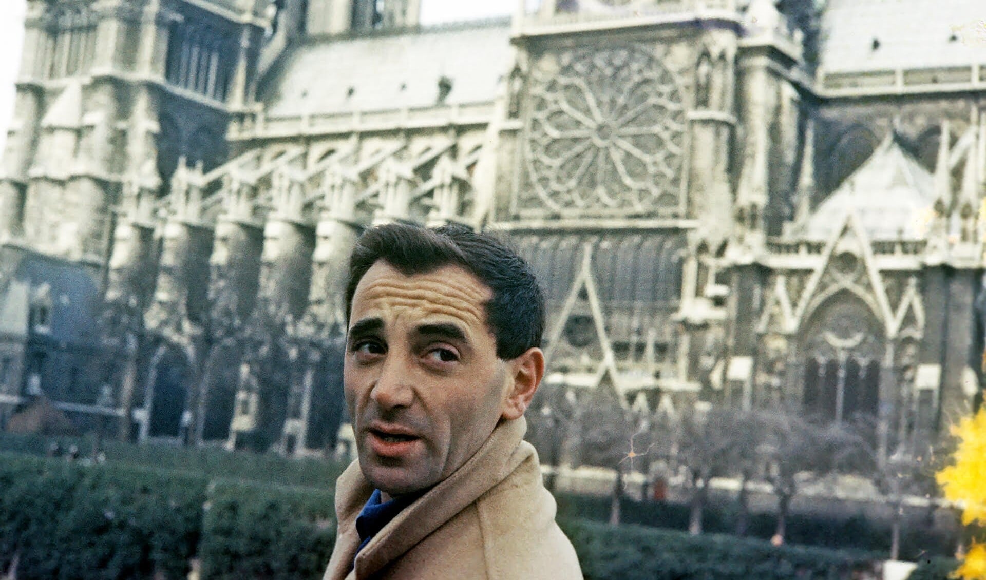 Scène uit 'Aznavour, le regard de Charles', een heerlijke combinatie tussen de muziek van Aznavour en zijn blik op de wereld.