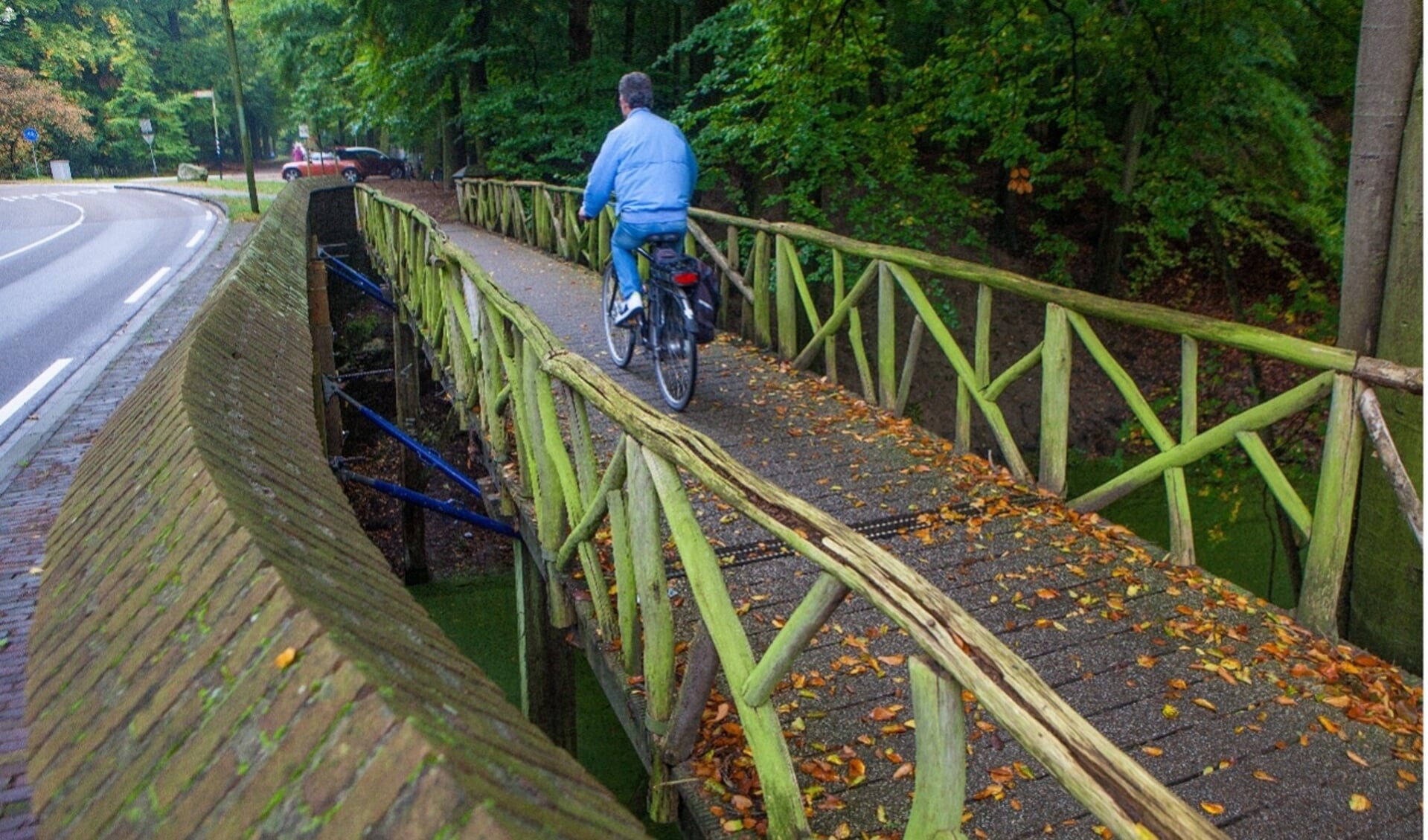 De huidige fietsbruggen nemen veel weg van het monumentale karakter van de boogbrug.