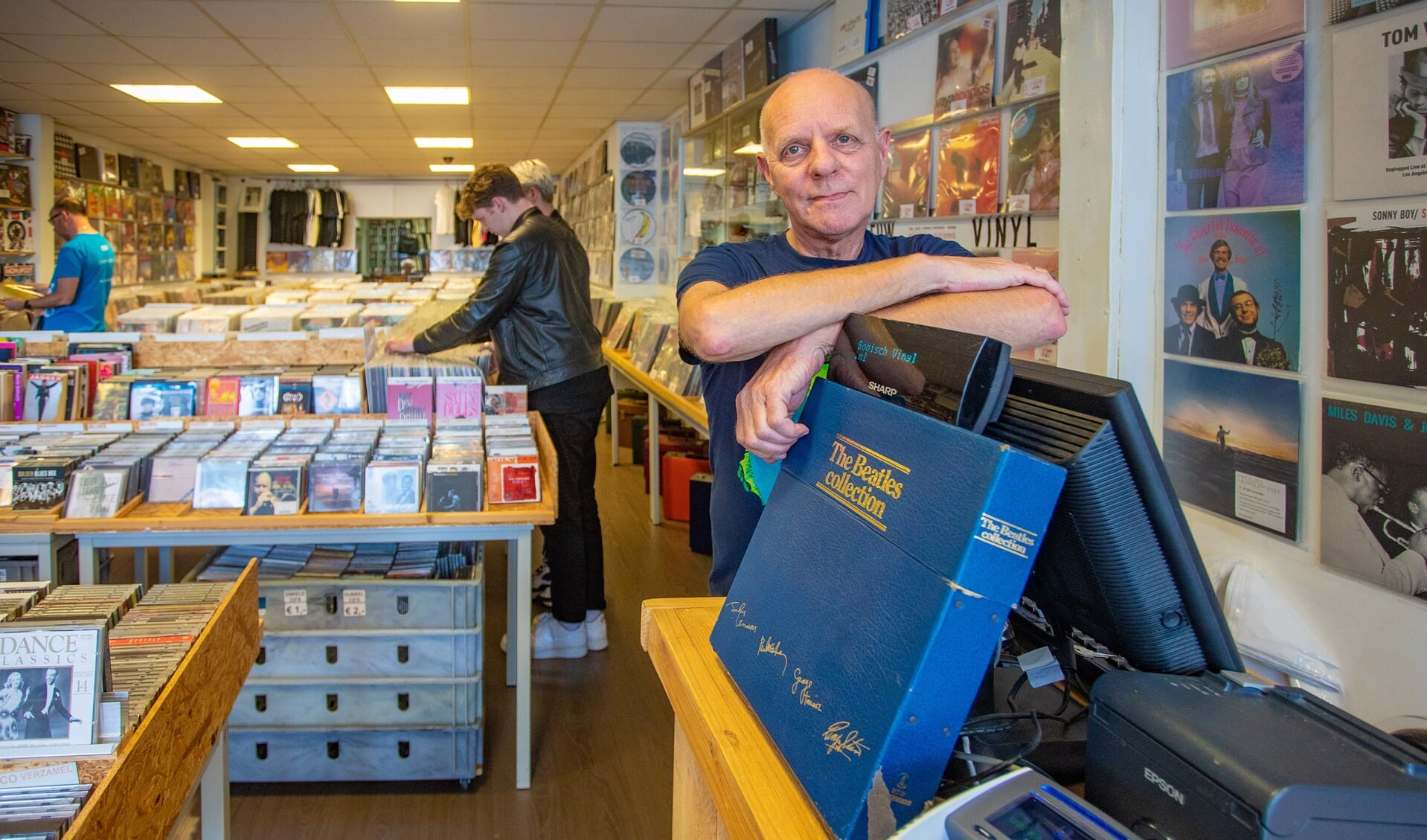 Eigenaar Hans Wernsen van platenzaak Gooisch Vinyl aan de Laarderweg. 