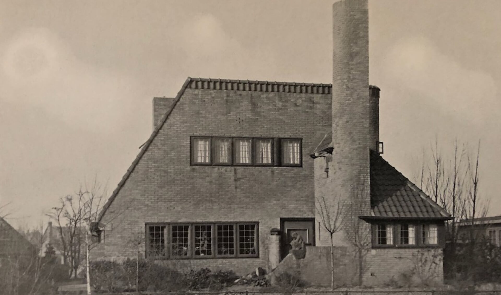 Het huis van beeldhouwer Nicolaas van der Kreek aan de Bilderdijklaan 26 in 1926.