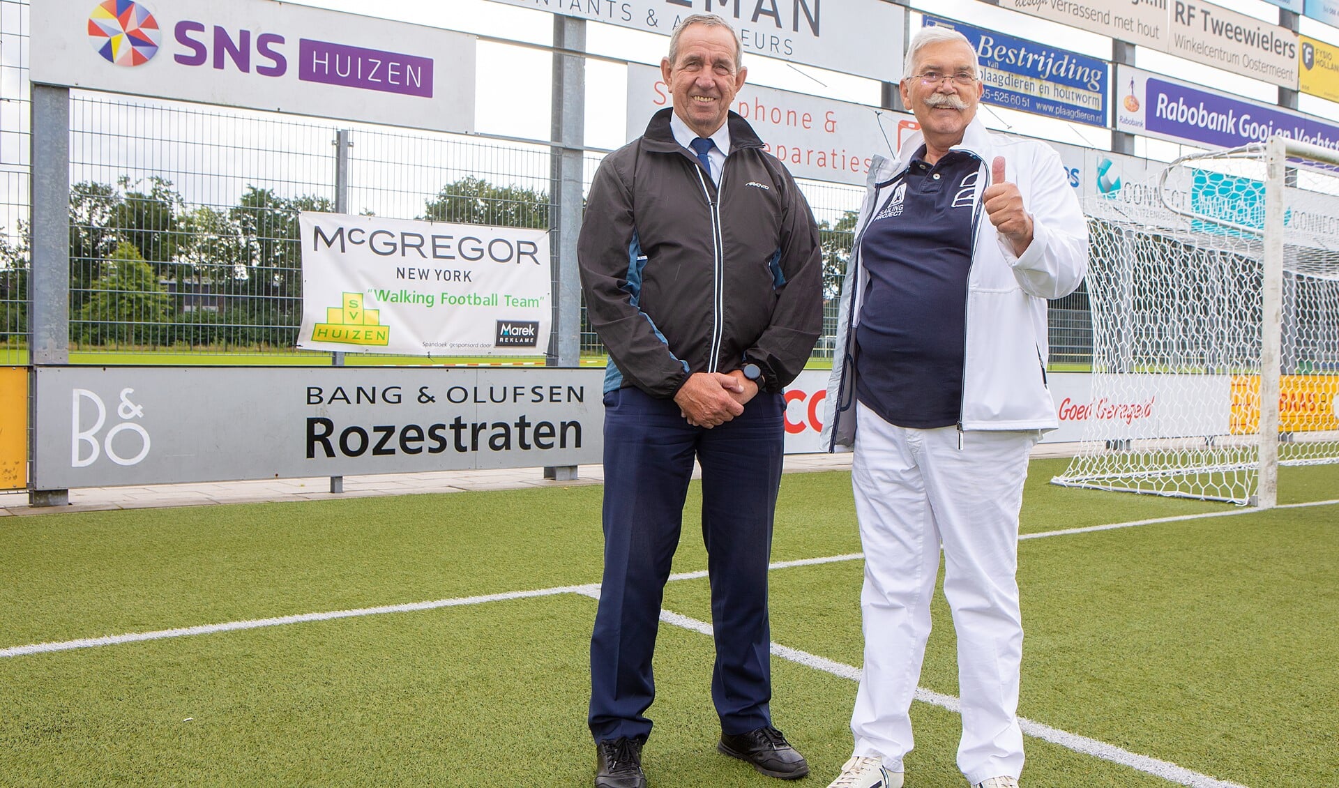 Trainer Klaas Kriek (l) en Ed van Dijk
