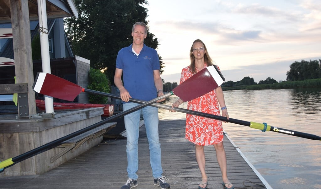 Iris van 't Erve en Marc Besselink plus nog acht roeiers stappen vrijdag in de roeiboot om geld in te zamelen voor de strijd tegen alvleesklierkanker.