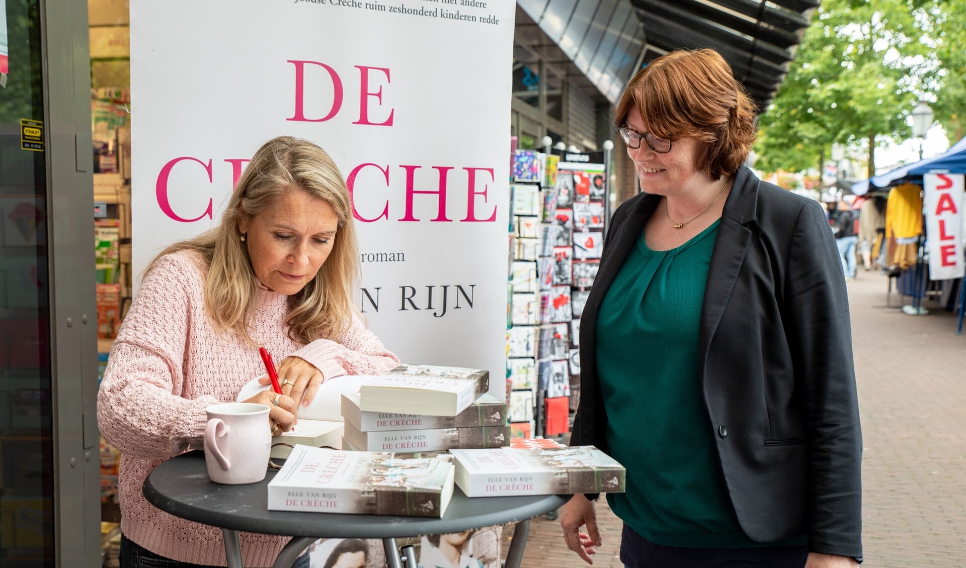 Elle van Rijn signeert bij Bruna Kerkstraat