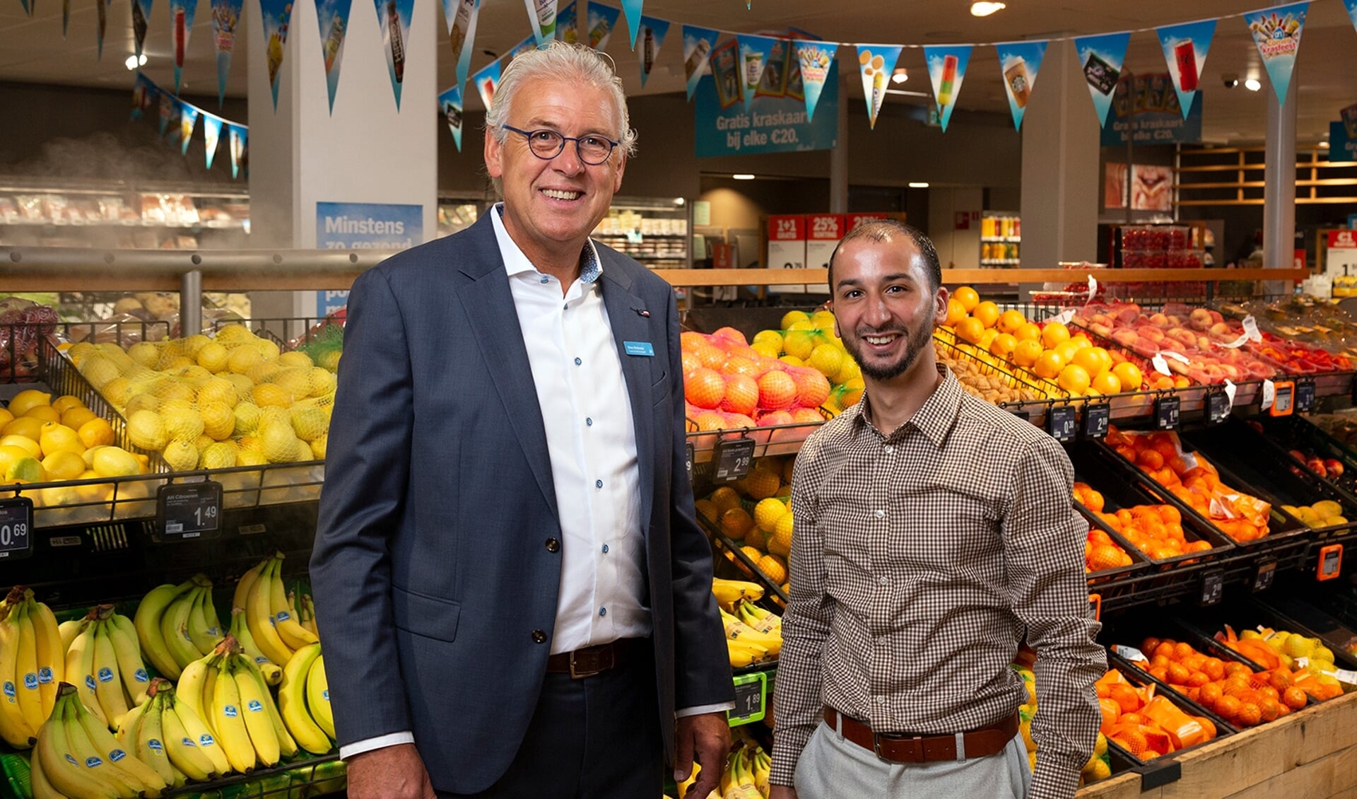 Supermarktmanager Mees Molenaar (links) en winkelcoördinator Mourad Talhaoui kunnen niet wachten.