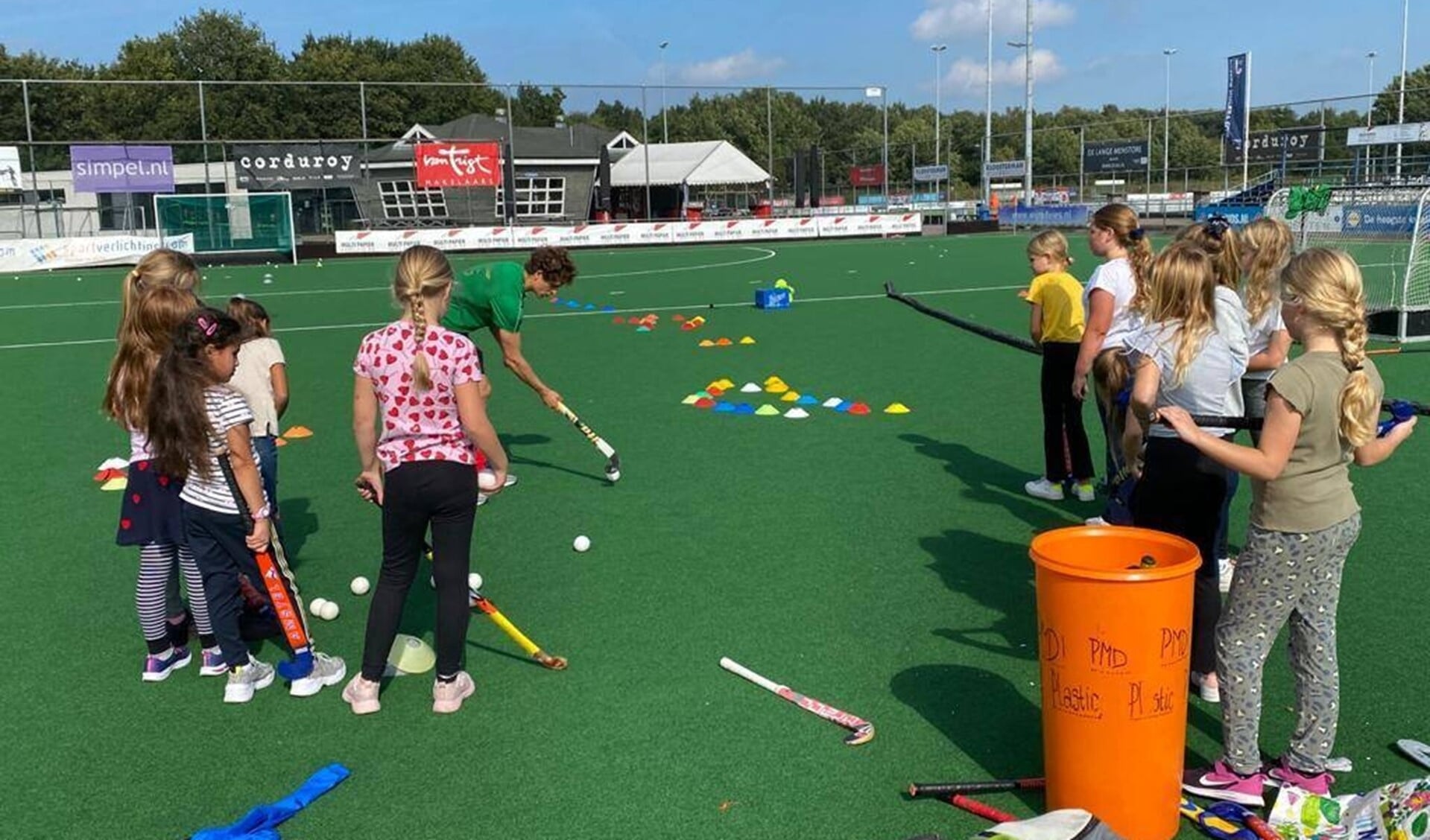 De Huizer Hockey Club hield vorig jaar een clinic voor jeugd tijdens de Sportweek.