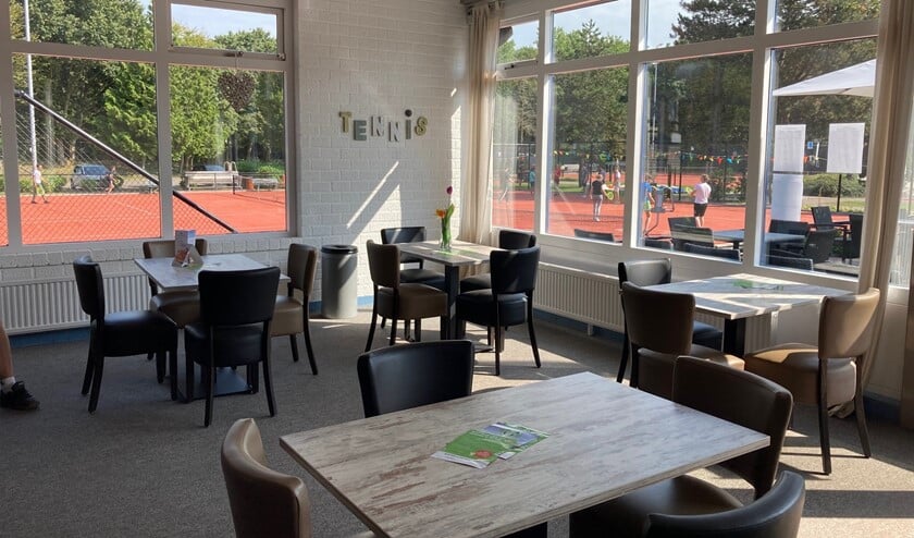 <p>Het uitzicht vanuit de kantine op de tennisbaan.</p>