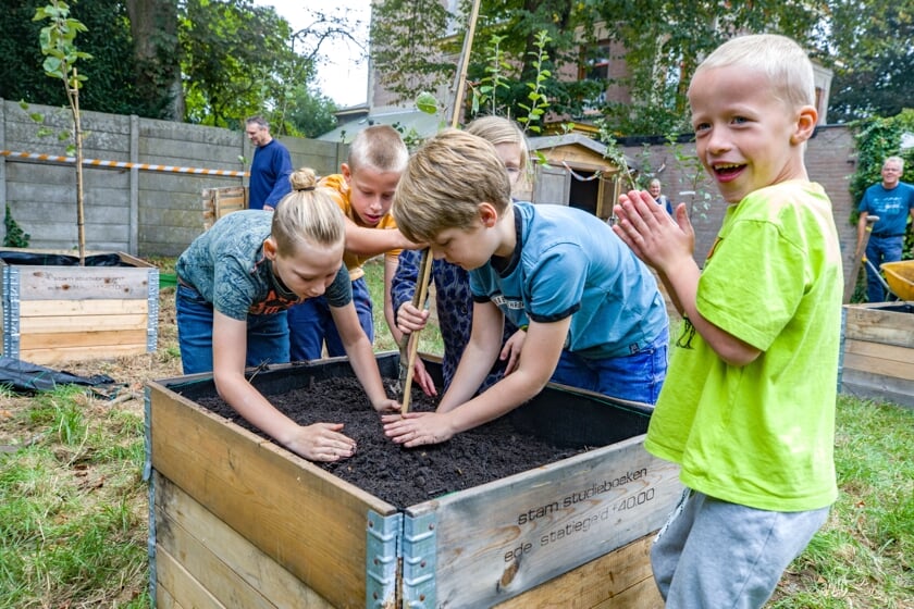 <p>De kinderen hielpen zaterdag ook volop mee. </p>