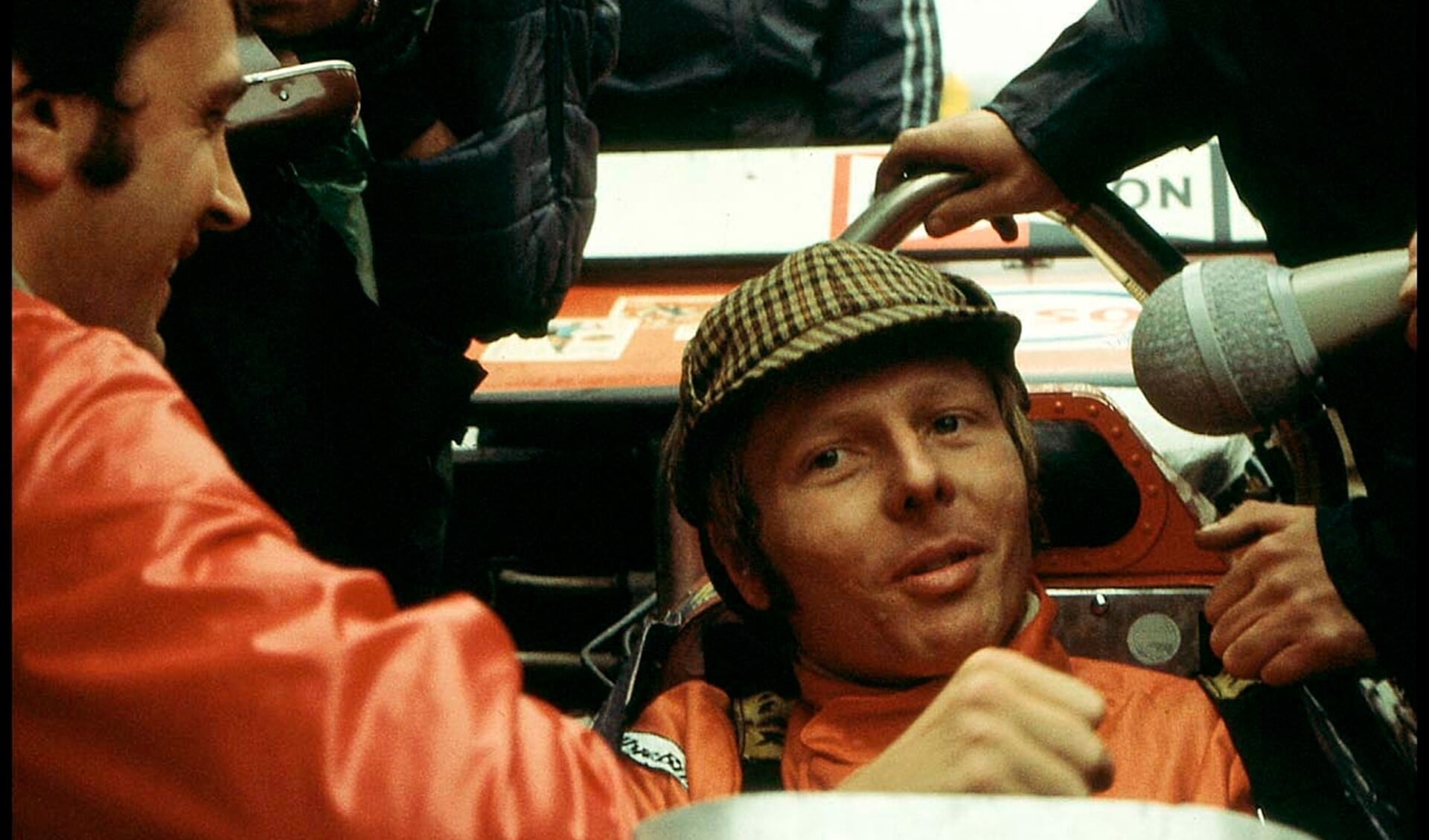 Coureur Gijs van Lennep op het Zandvoort-circuit in juni 1971. 